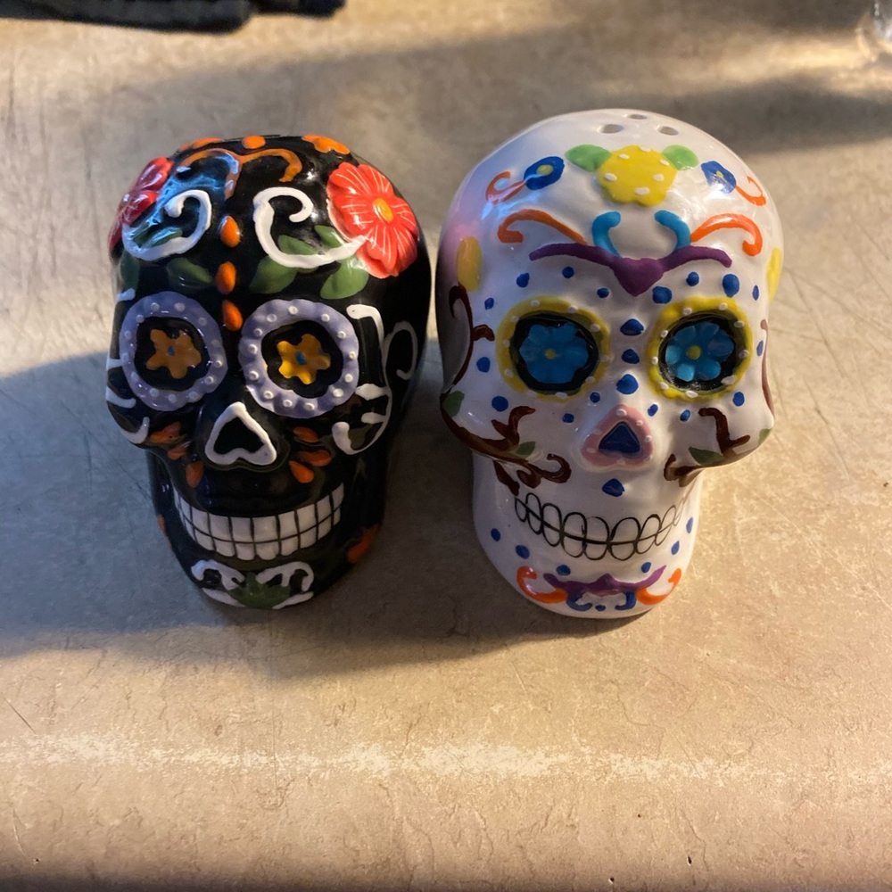 Skull (day of the dead) salt and pepper shakers